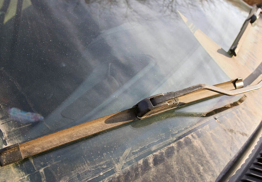 Даже старые дворники будут чистить без разводов, если выполнить одно простое действие