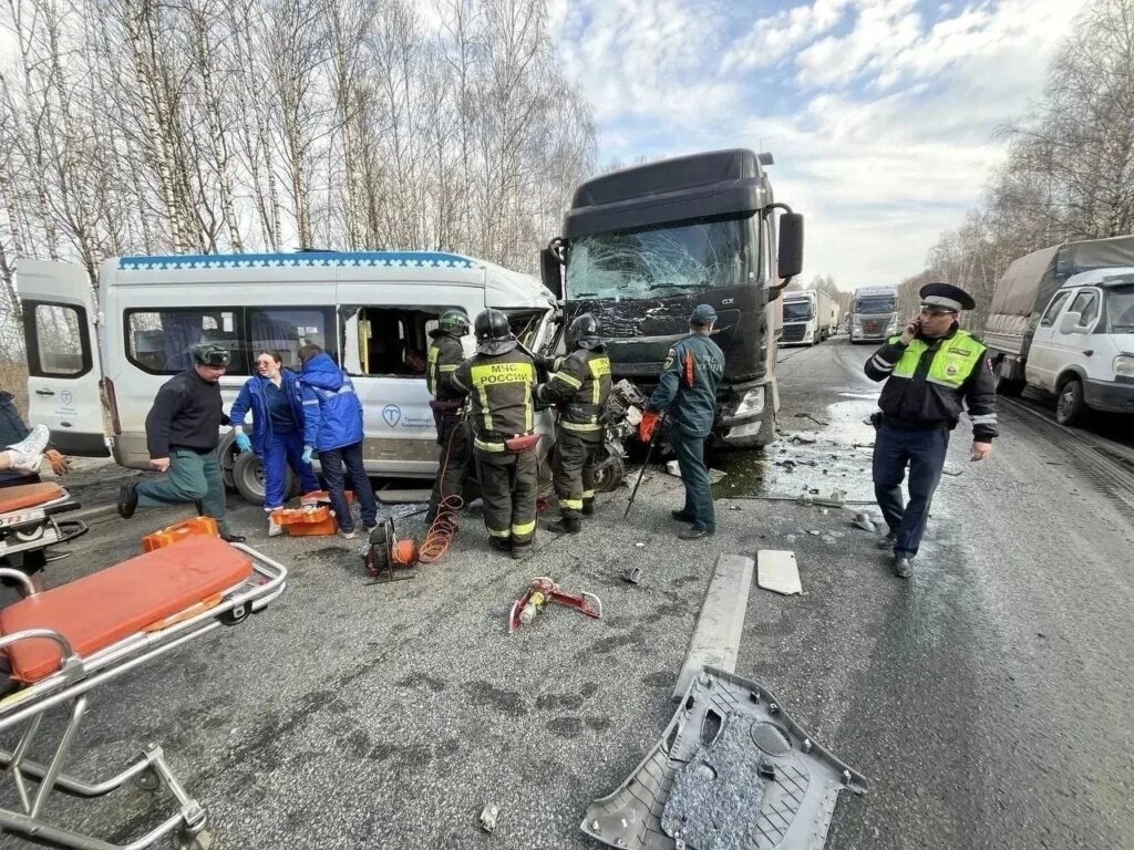 Микроавтобус и фура столкнулись на трассе М-5 в Челябинской области