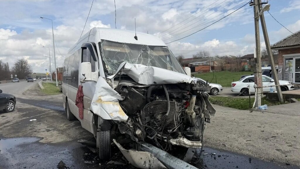 В Ингушетии женщина за рулем легковушки не уступила дорогу микроавтобусу и погибла