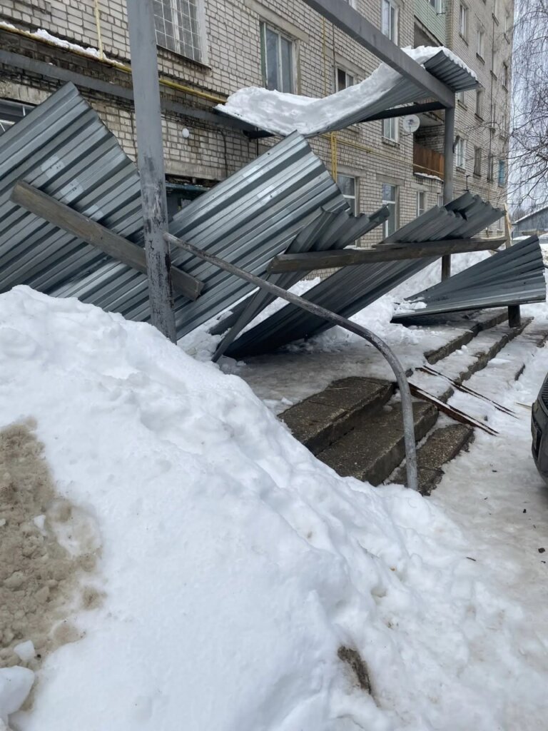 В Рязанской области под тяжестью снега рухнул козырек над подъездом многоквартирного дома
