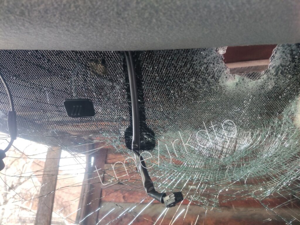 «Подарок» на День Рождения: швеллер пробил лобовое стекло автомобиля под Иркутском