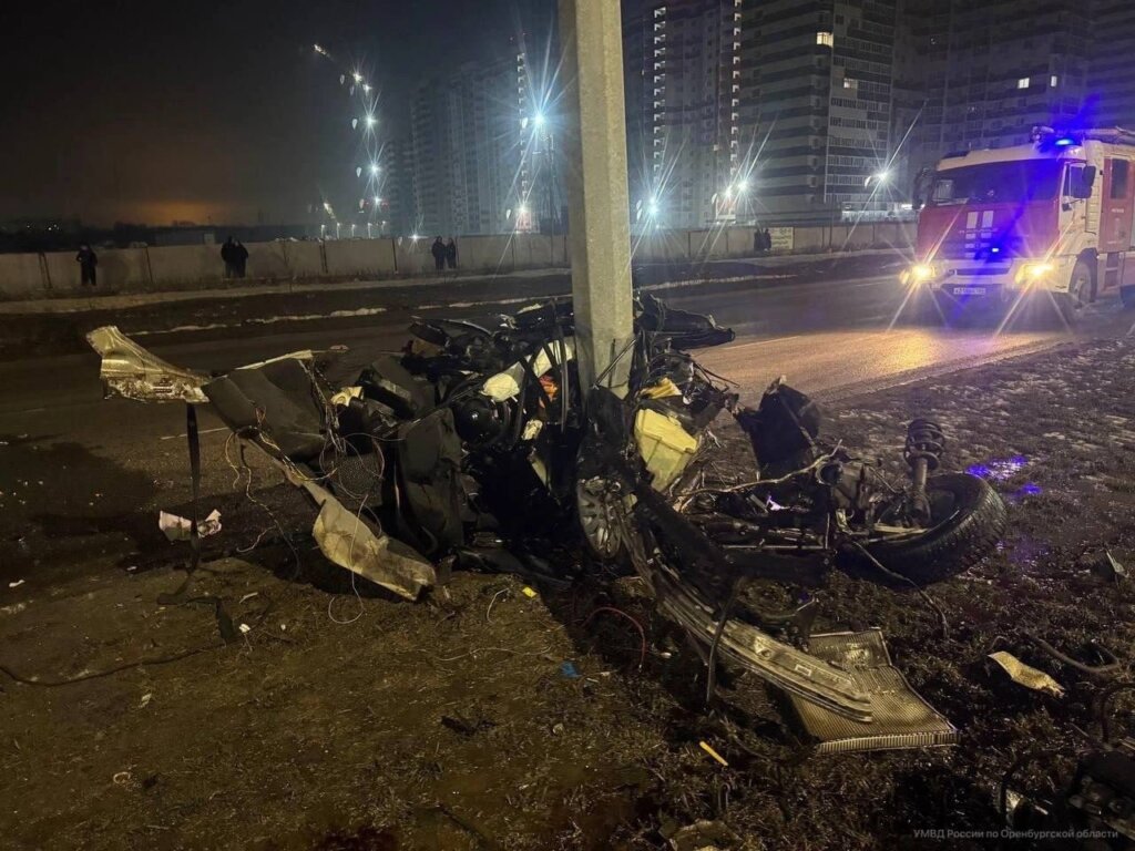 BMW разорвало на части в результате ДТП в Оренбурге