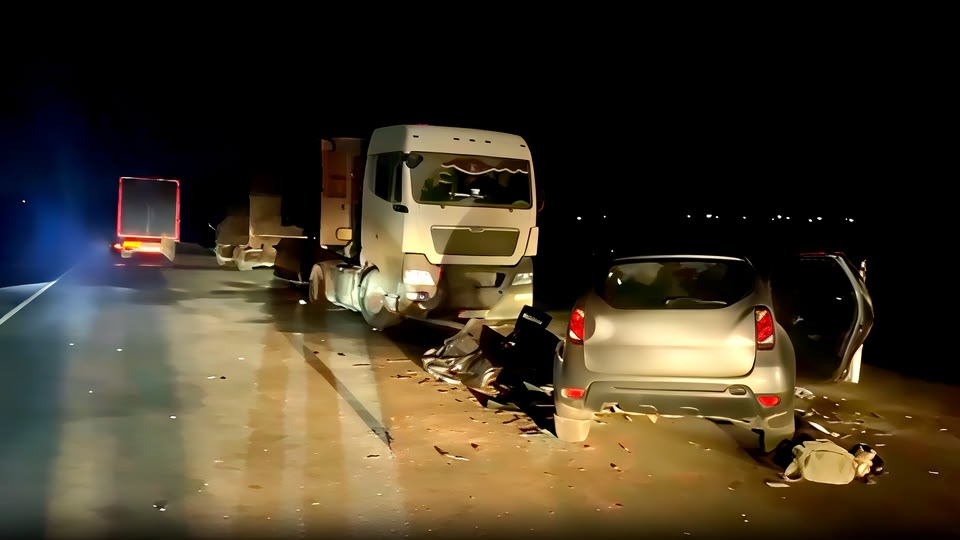 Renault Duster столкнулся с двумя грузовиками на трассе М-8