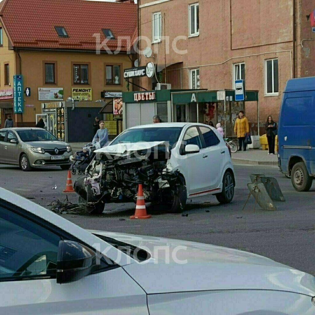 Автомобиль вылетел на тротуар и сбил пешеходов в результате ДТП в Калининградской области
