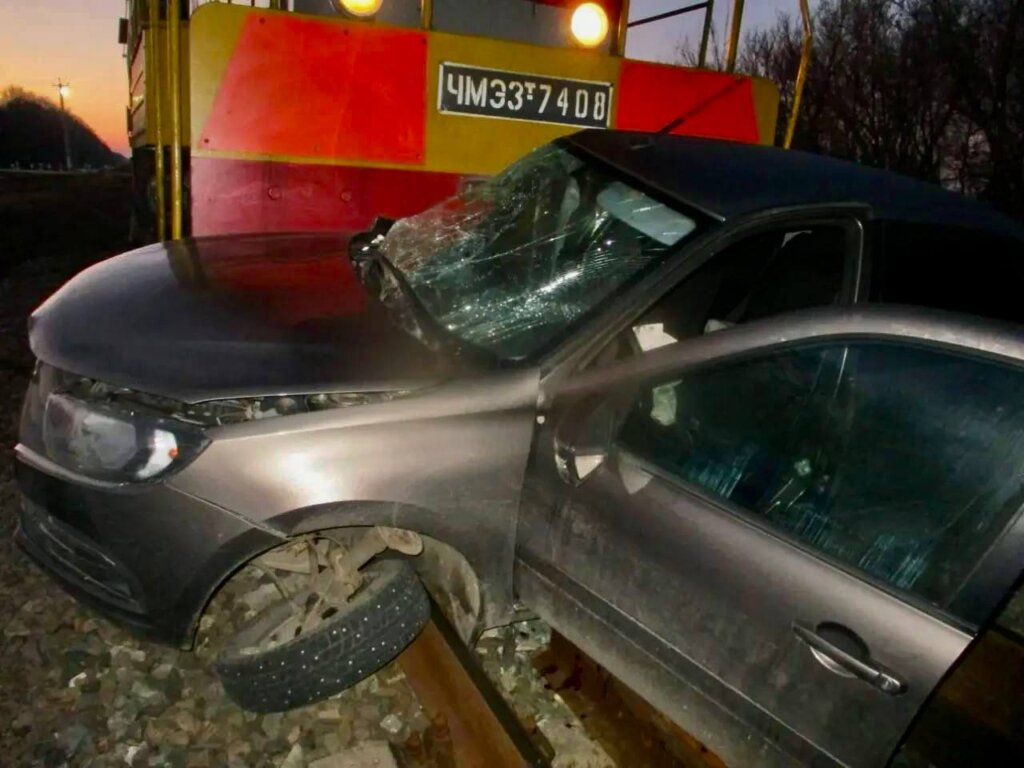 В Воронежской области тепловоз столкнулся с автомобилем и протащил его несколько метров