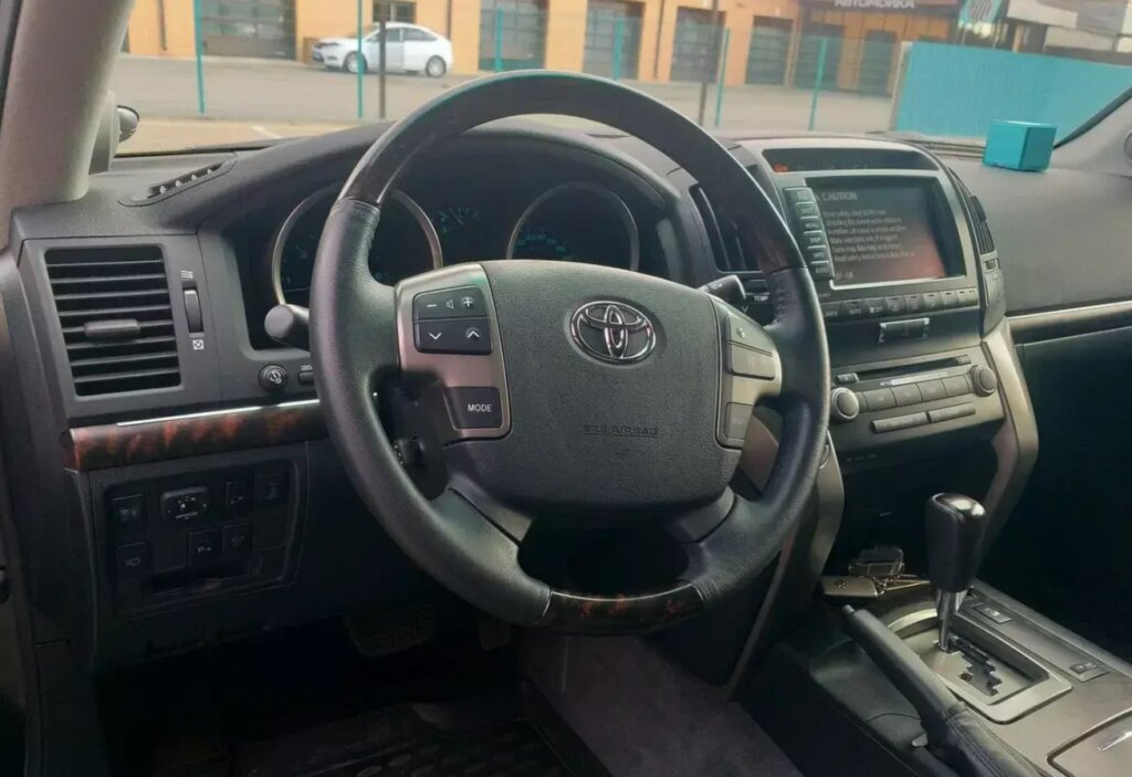 &nbsp;&laquo;Капсула времени&raquo; на рынке внедорожников: Toyota Land Cruiser 200 в идеальном состоянии продают за 10 млн рублей