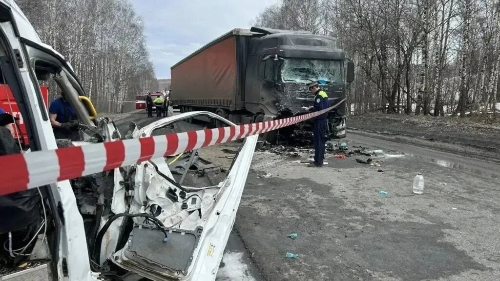 Микроавтобус и фура столкнулись на трассе М-5 в Челябинской области