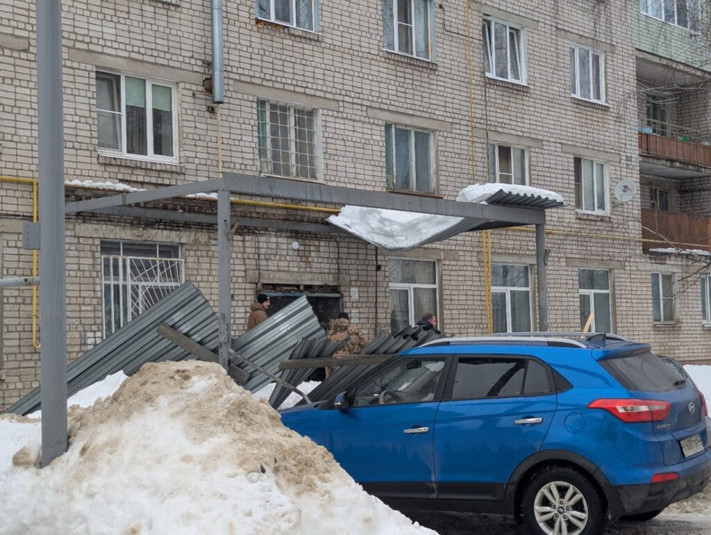 В Рязанской области под тяжестью снега рухнул козырек над подъездом многоквартирного дома