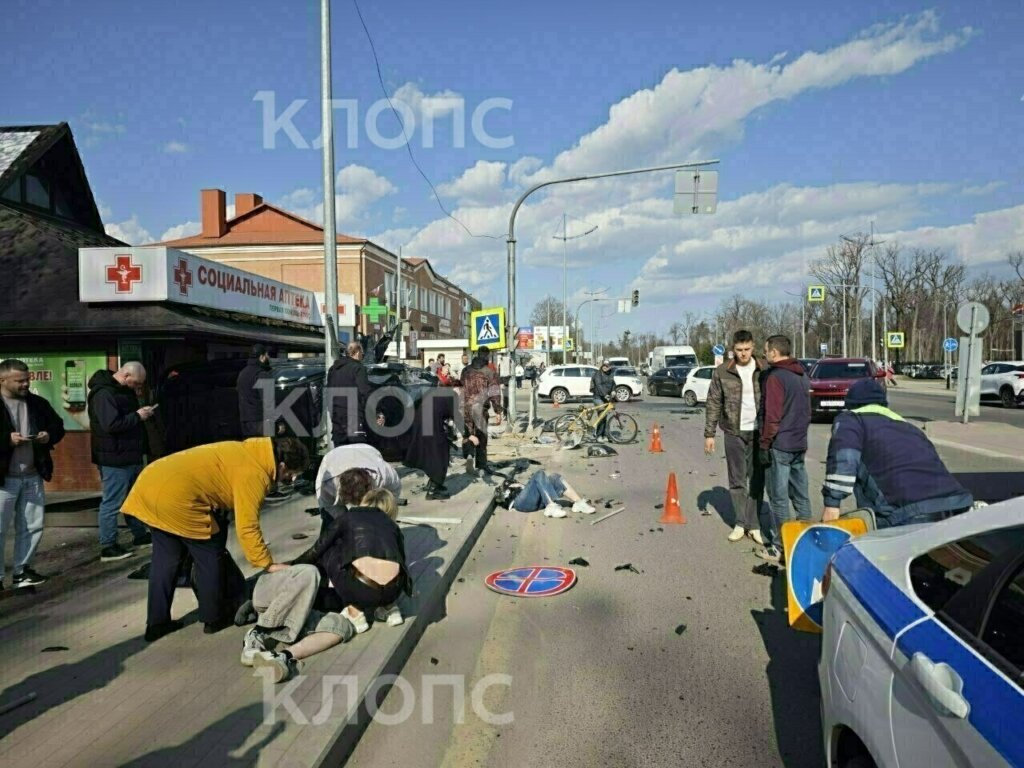 Автомобиль вылетел на тротуар и сбил пешеходов в результате ДТП в Калининградской области