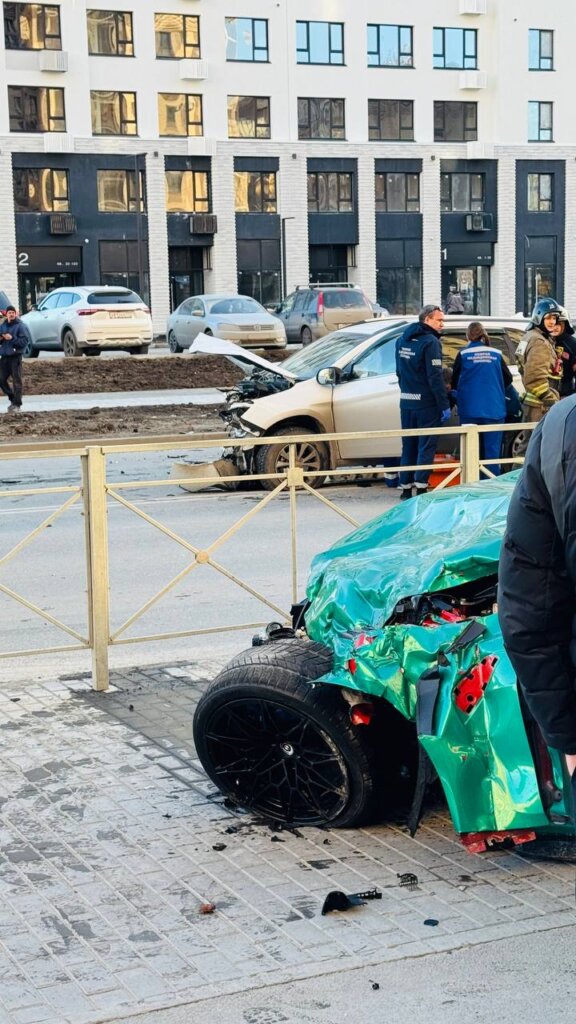 В Тюмени произошло массовое ДТП, в результате которого пострадали три человека