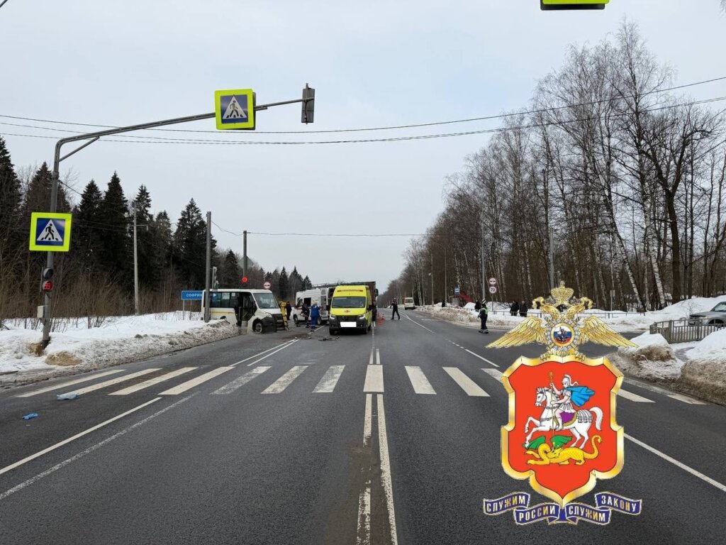 «Проехал на красный»: двое стали жертвами ДТП с участием маршрутки и грузовика в Подмосковье