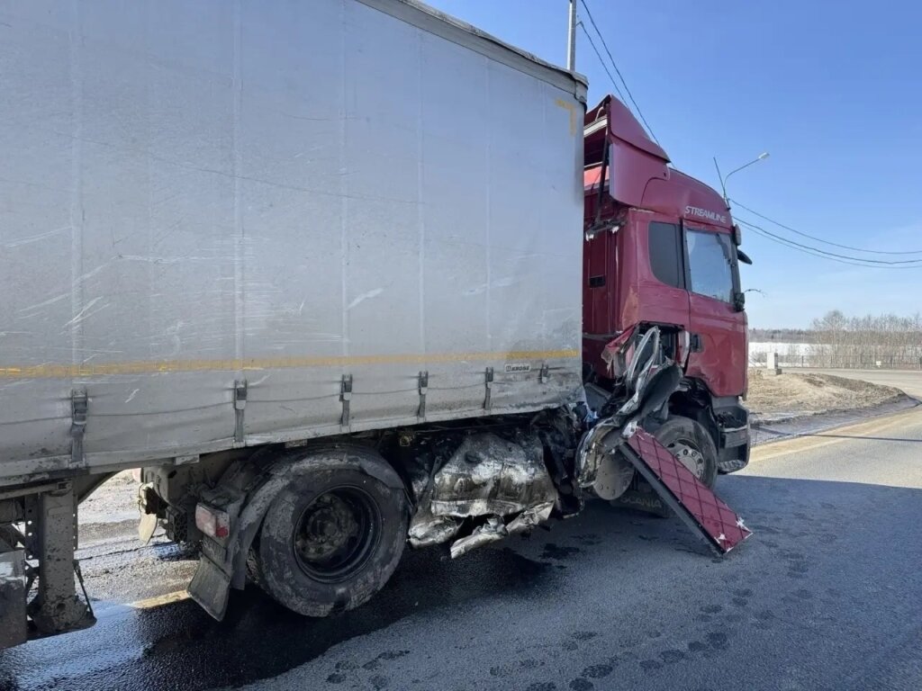 «Ушел от столкновения на встречную»: «Газель» и Scania столкнулись в Шексне
