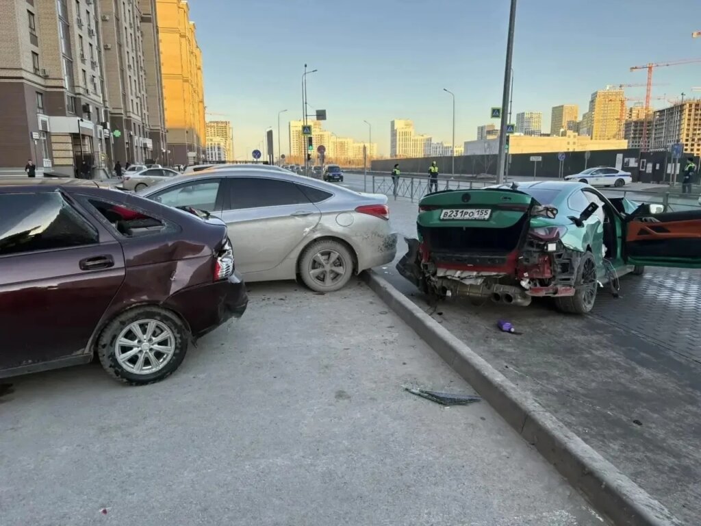 В Тюмени произошло массовое ДТП, в результате которого пострадали три человека