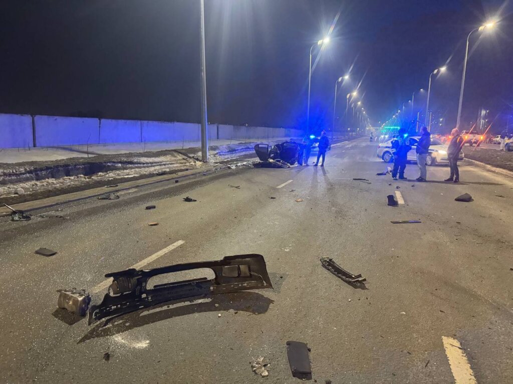 BMW разорвало на части в результате ДТП в Оренбурге