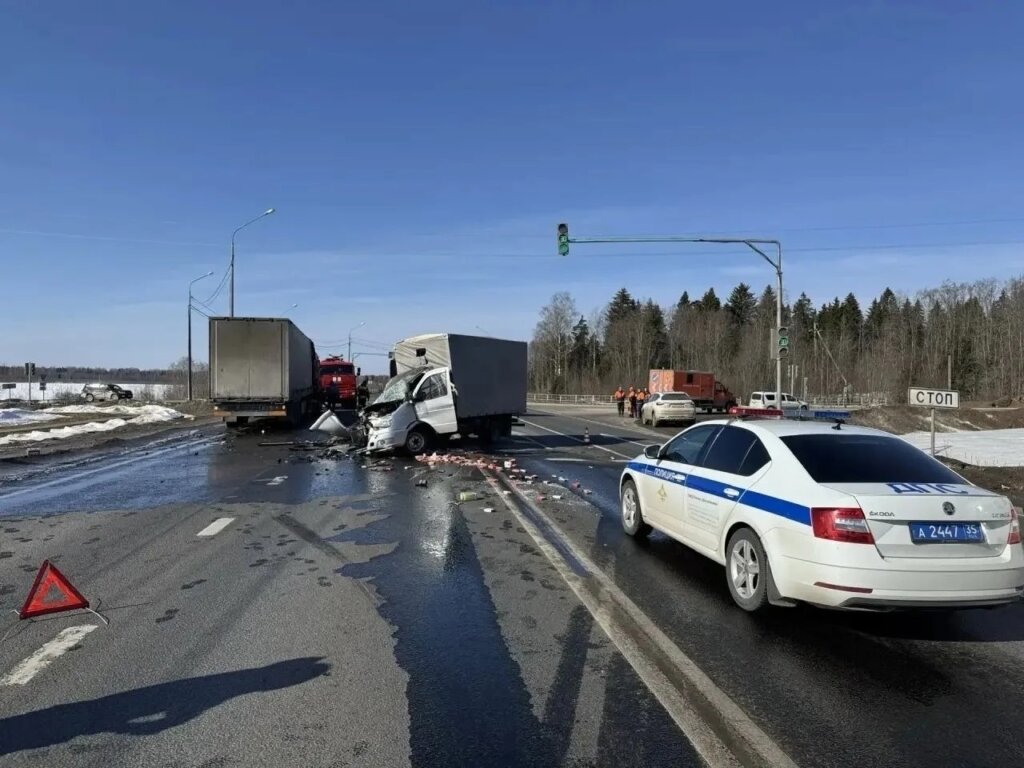 «Ушел от столкновения на встречную»: «Газель» и Scania столкнулись в Шексне