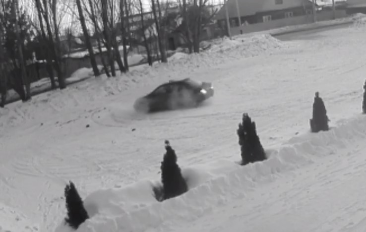 В Самарской области пьяный дрифтер сбил на парковке женщину с ребенком