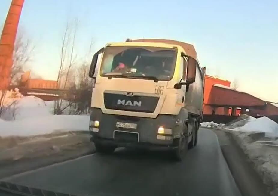 Грузовик и легковой автомобиль не разъехались в Сергиевом Посаде