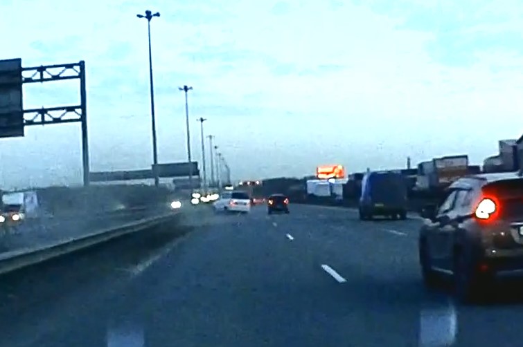 Водителя выбросило из микроавтобуса в результате ДТП на КАД