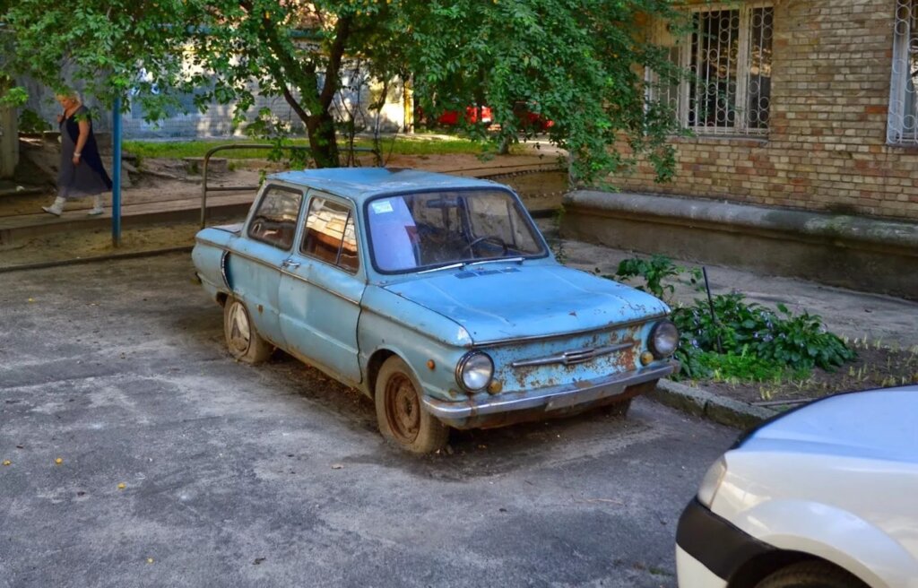 Как законно убрать бесхозный автомобиль со двора: советы юриста