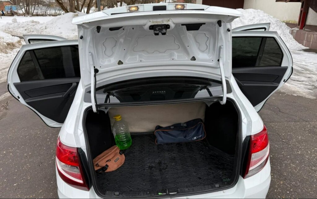 «Багажник открывается сам по себе»: отзыв владельца Lada Granta 2025