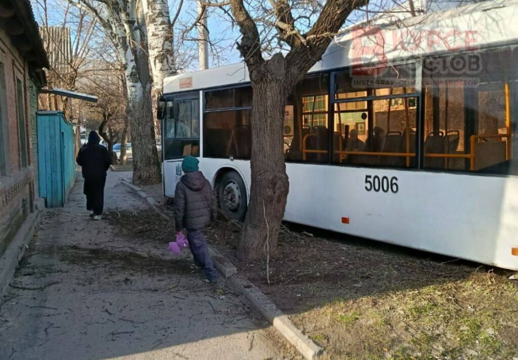 В Ростове-на-Дону водитель автобуса пытался избежать наезда на велосипедиста и врезался в дерево