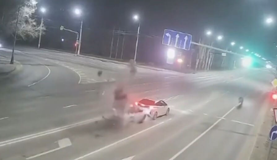 18-летний мотоциклист на скорости врезался в автомобиль ВАЗ-2110 в Луганске