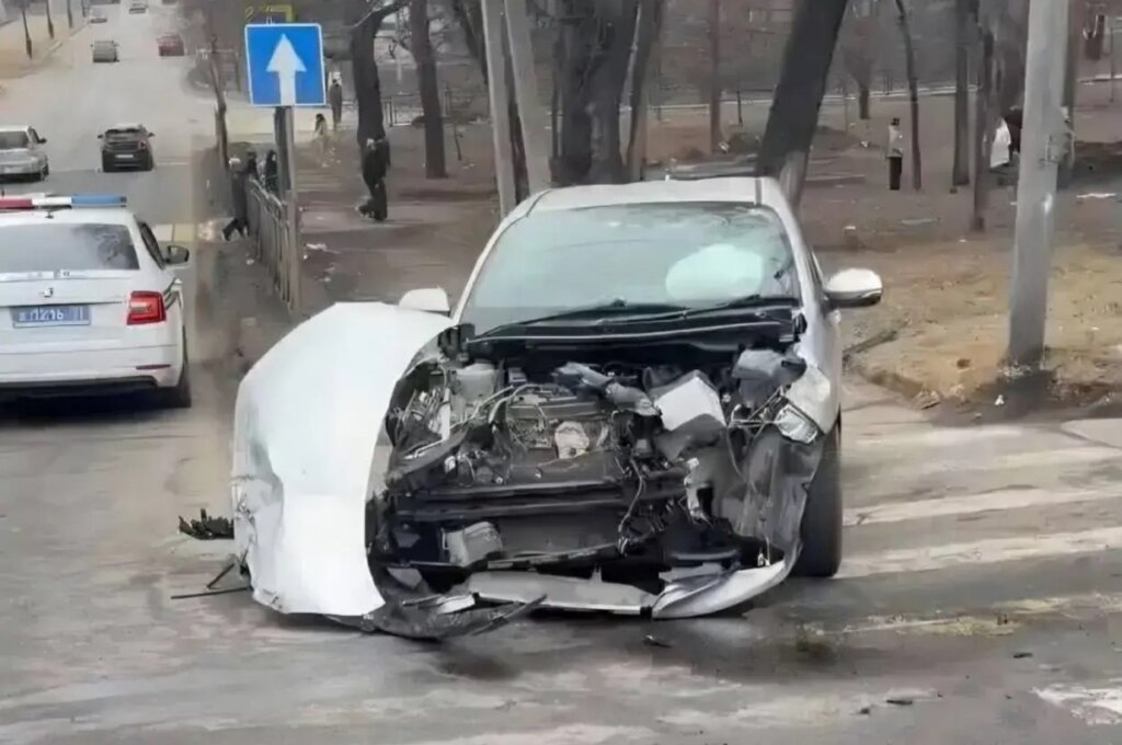 Непристегнутый водитель &laquo;Гелендвагена&raquo; вылетел из машины и погиб в ДТП в Хабаровске
