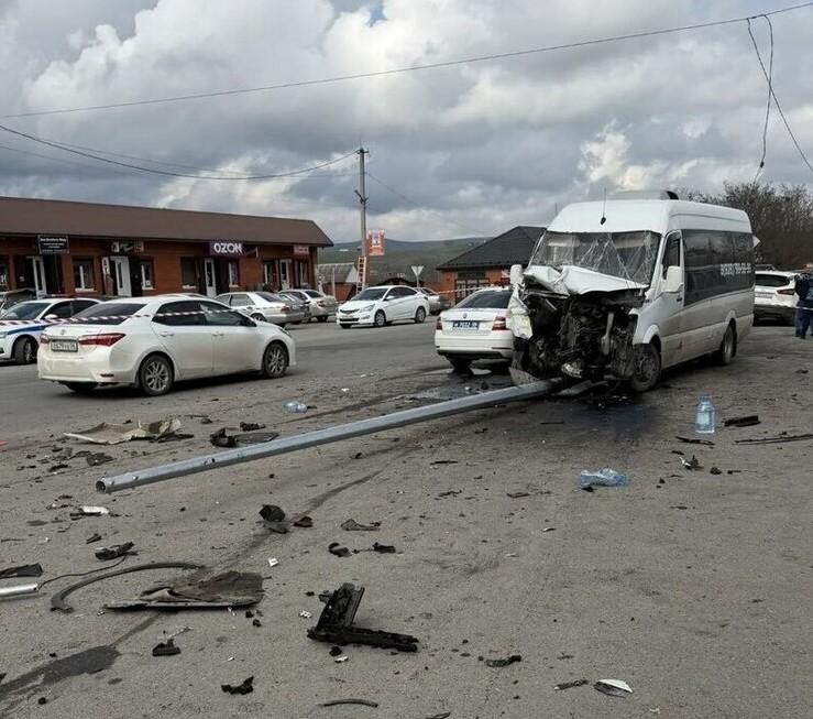 В Ингушетии женщина за рулем легковушки не уступила дорогу микроавтобусу и погибла