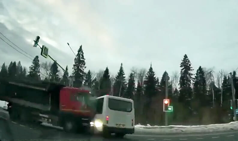 «Проехал на красный»: двое стали жертвами ДТП с участием маршрутки и грузовика в Подмосковье