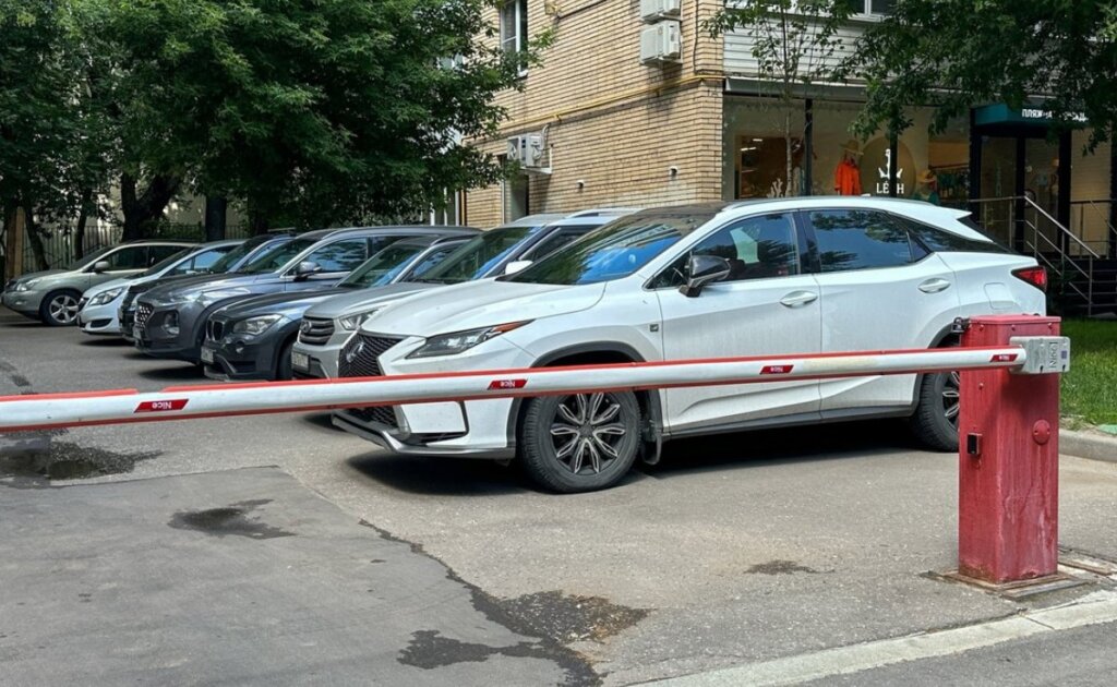 Мошенники начали взламывать шлагбаумы во дворах и продавать места для&nbsp;парковки
