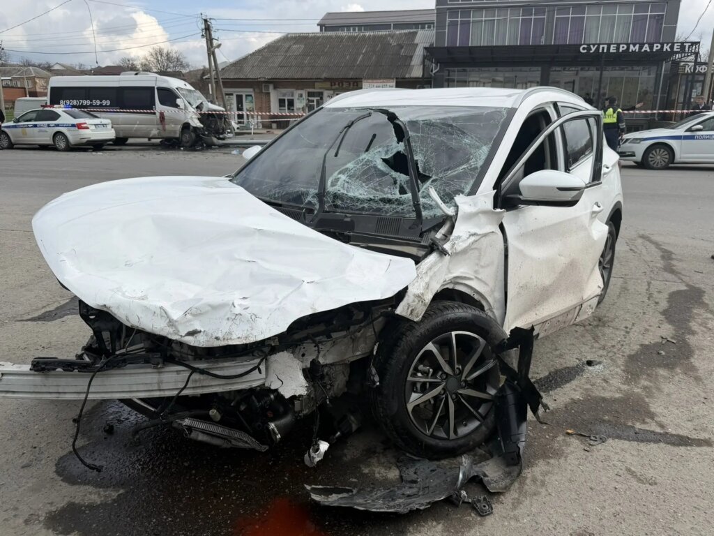 В Ингушетии женщина за рулем легковушки не уступила дорогу микроавтобусу и погибла