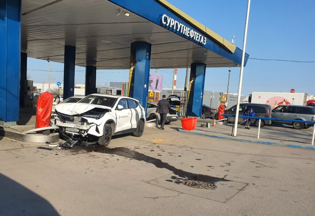 Автомобиль влетел на территорию АЗС в результате ДТП в Петербурге