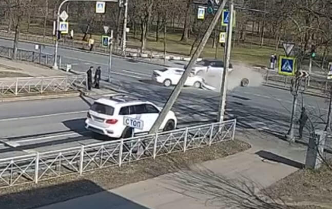 Премиальный китайский кроссовер Lynk & Co разбили на перекрестке в Красном Селе