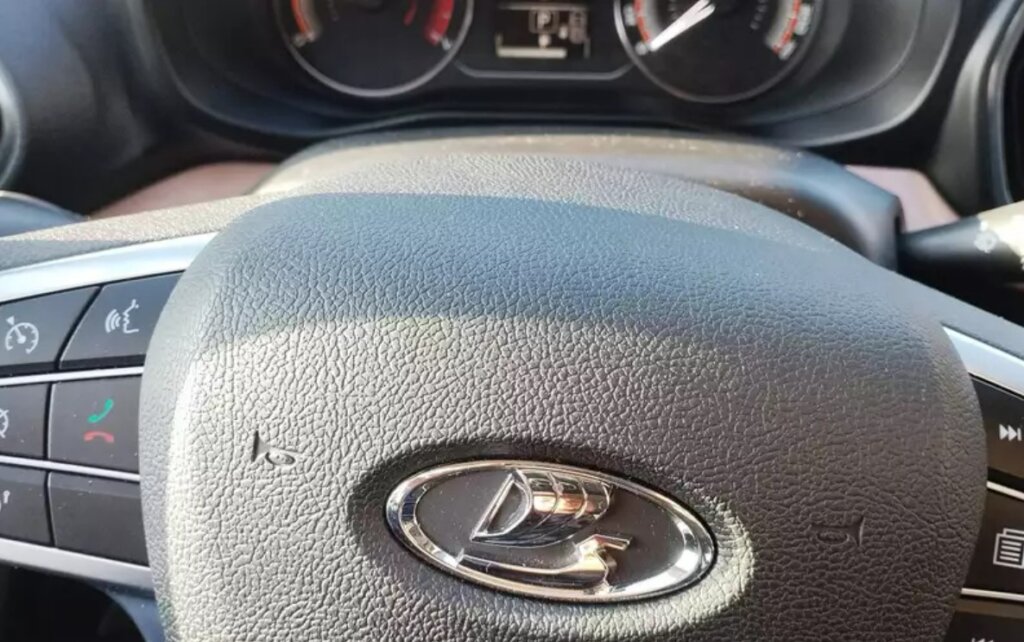 Lada Iskra выехала выехала из автосалона с &laquo;кривым&raquo; рулем