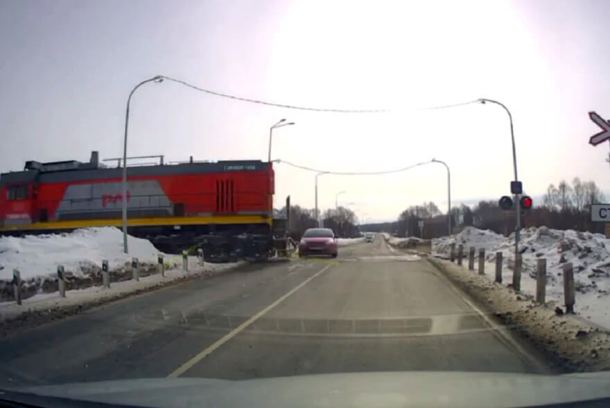 «Не заметила тепловоз»: на видео попал момент ДТП на железнодорожном переезде в Чувашии