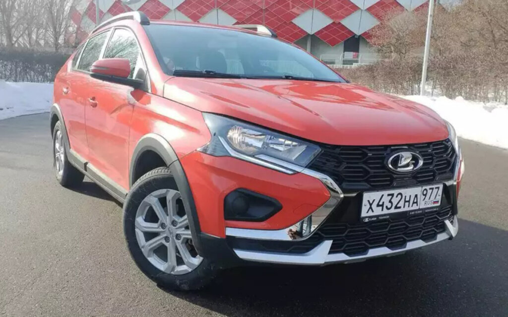 Lada Iskra выехала выехала из автосалона с &laquo;кривым&raquo; рулем