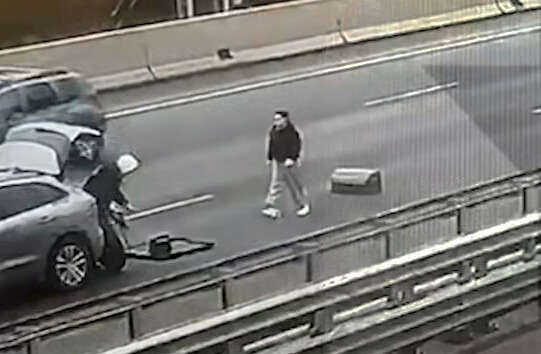 «ГАЗель» на полном ходу врезалась в Jaguar на СВХ в Москве: погибли парень и девушка