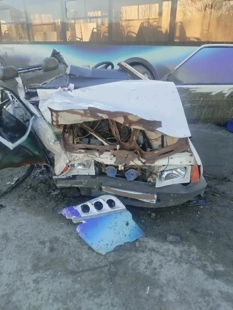 «Внезапно оборвался трос»: в Мурманской области «Лада» с подростками столкнулась с автобусом