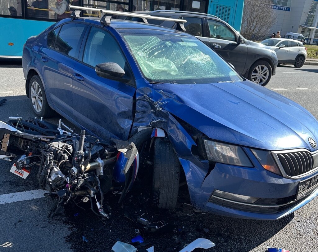 Мотоциклист погиб в ДТП на улице Коммуны в Санкт-Петербурге
