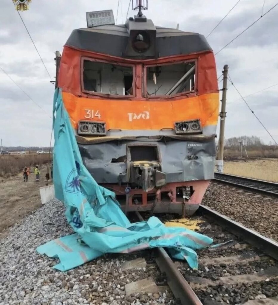 Зерновоз и поезд столкнулись в Амурской области