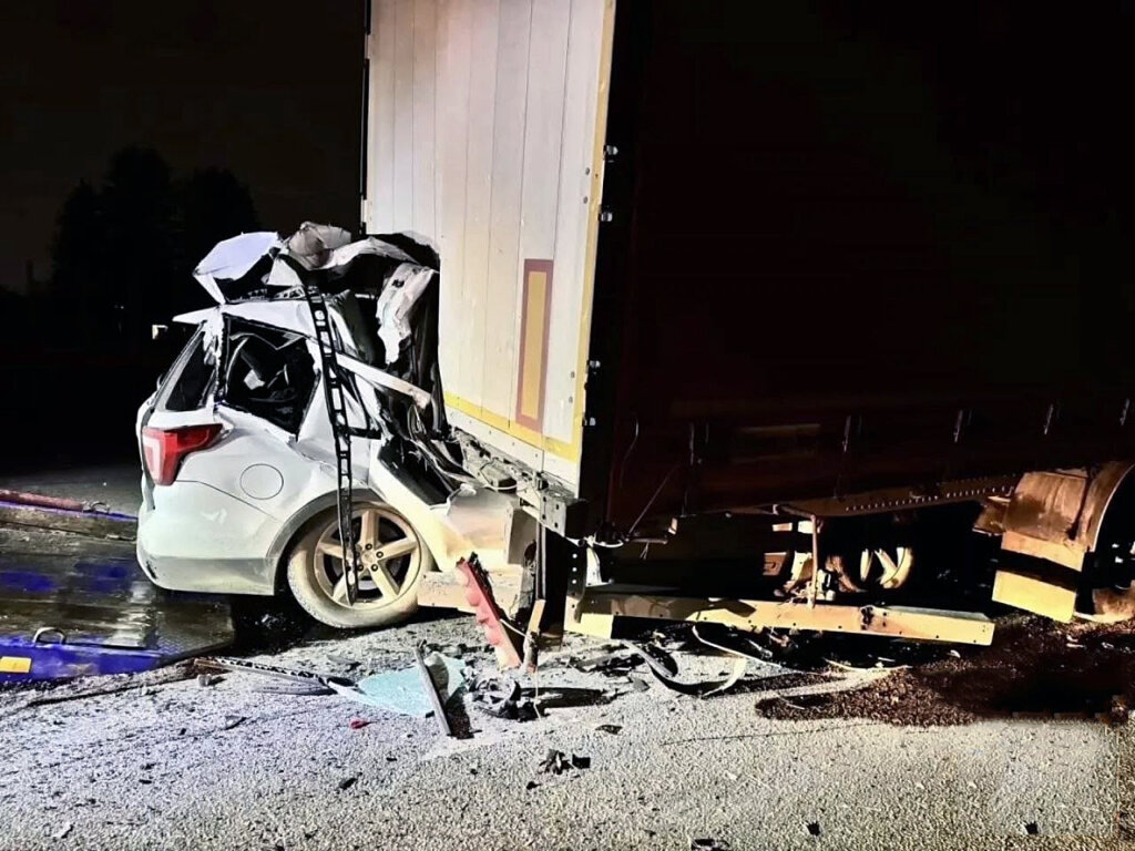 «Чудом выжили»: под Екатеринбургом Ford смяло по задние сиденья от столкновения с фурой