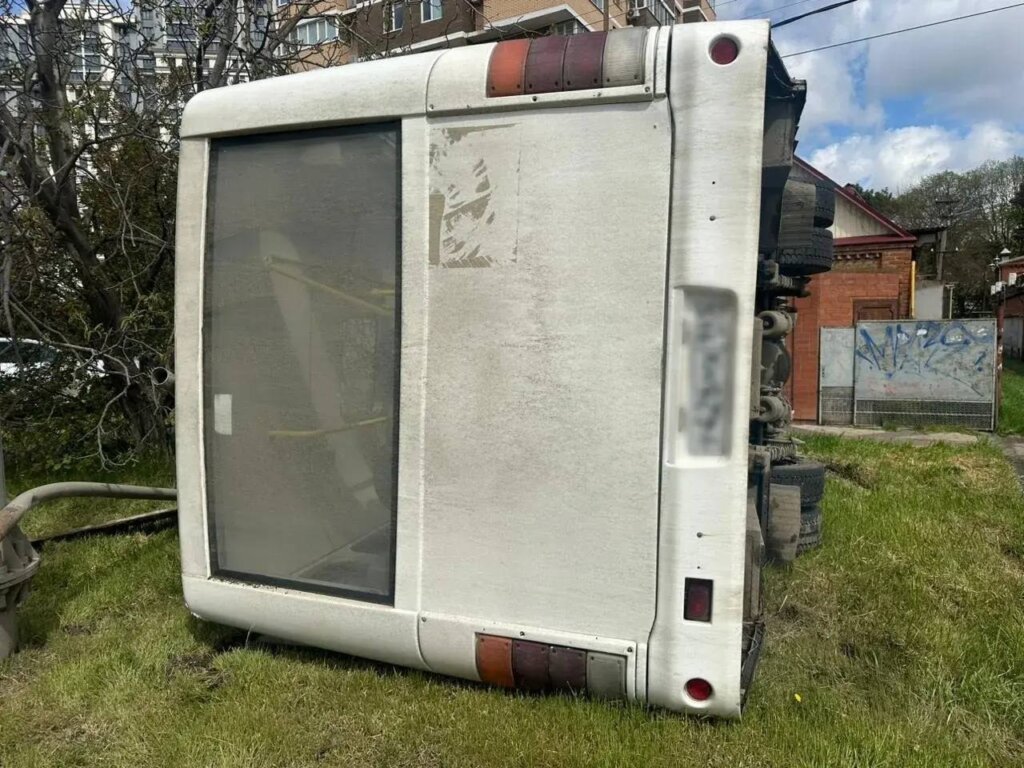 Автобус опрокинулся в результате ДТП в Краснодаре
