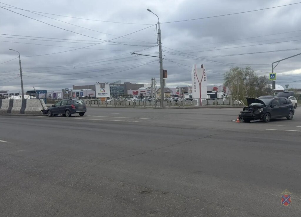 «Проехал на красный»: «Хонда» и «Лада» столкнулись на перекрестке в Волгограде