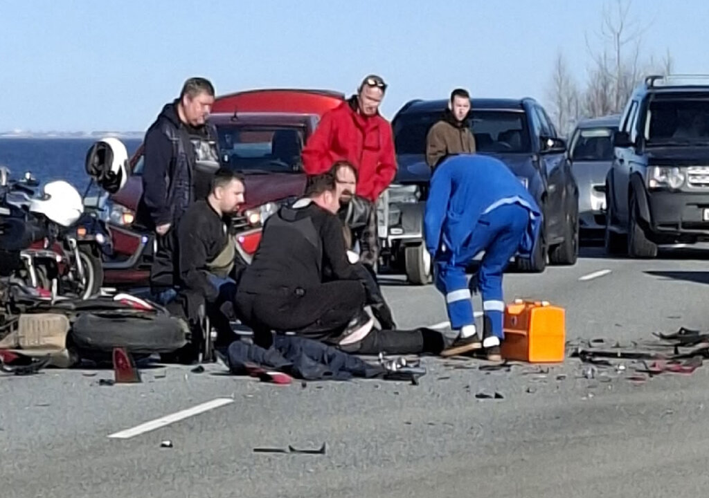 Автомобиль и мотоцикл столкнулись в Ленобласти