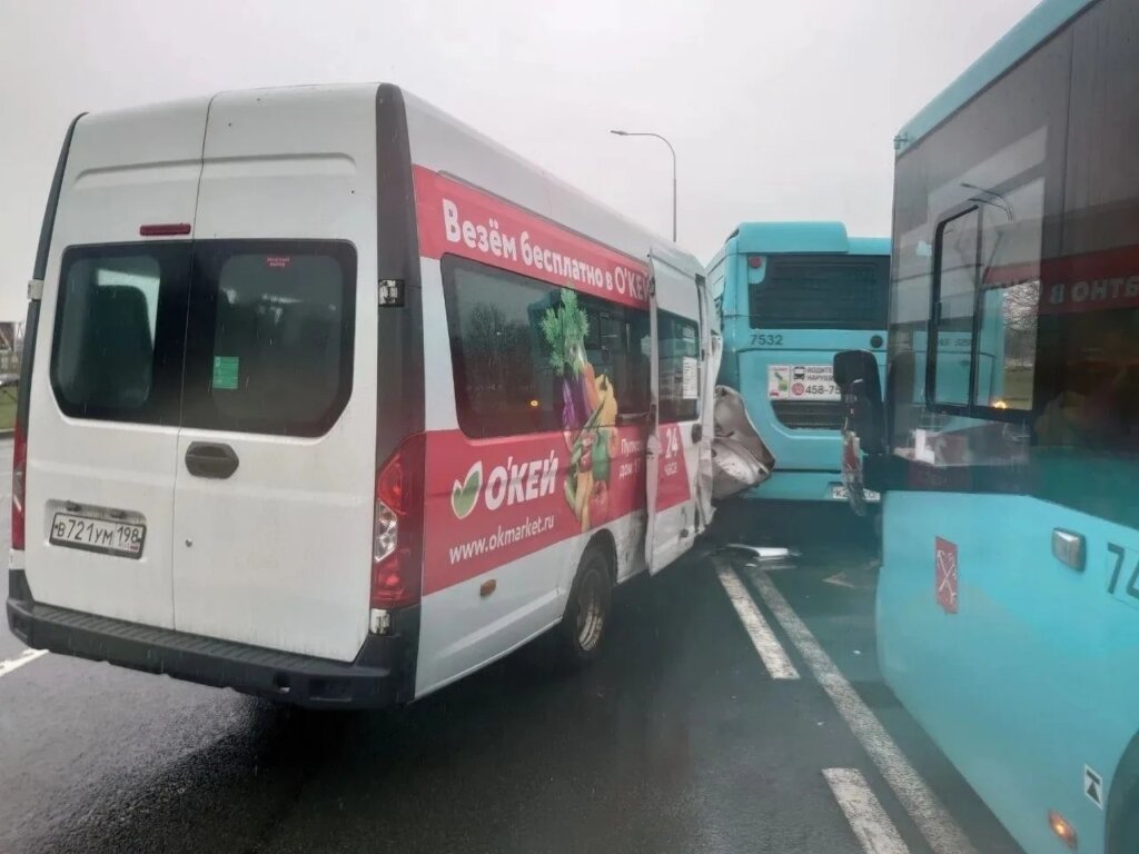 «Случился инсульт»: микроавтобус врезался в два автобуса на Пулковском шоссе в Петербурге