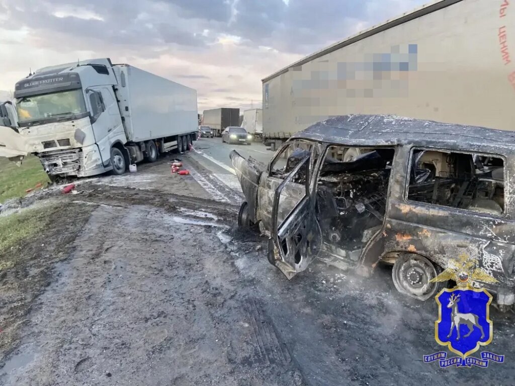 На видео попал момент ДТП с фурой и УАЗом на трассе М-5 в Самарской области