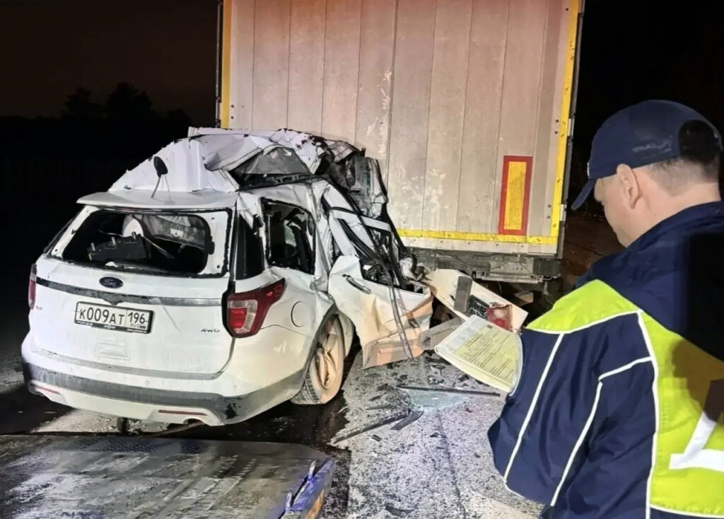 «Чудом выжили»: под Екатеринбургом Ford смяло по задние сиденья от столкновения с фурой