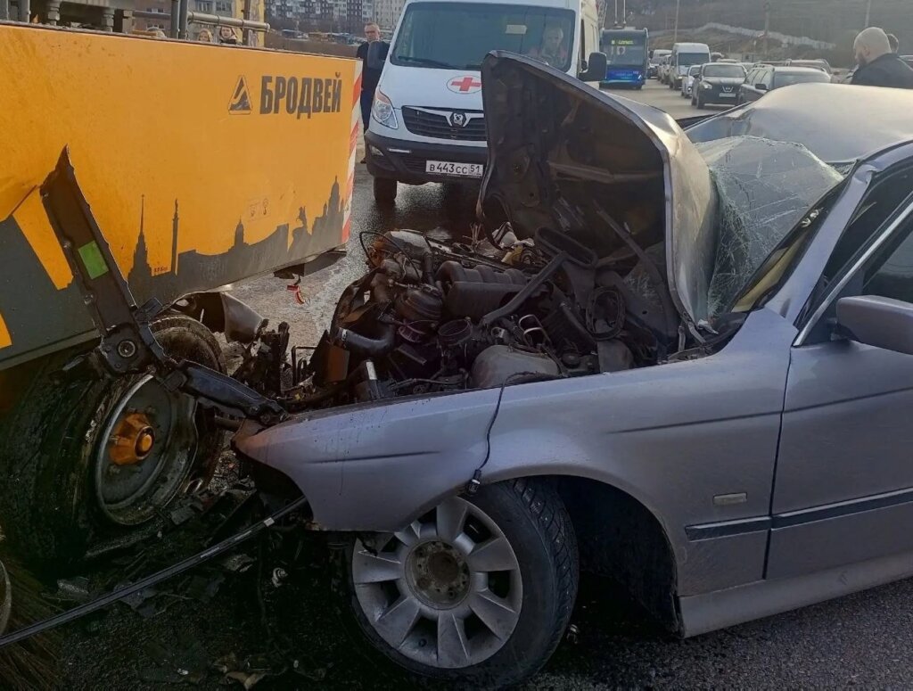 «Отделался испугом»: водитель BMW спровоцировал массовое ДТП в Мурманске