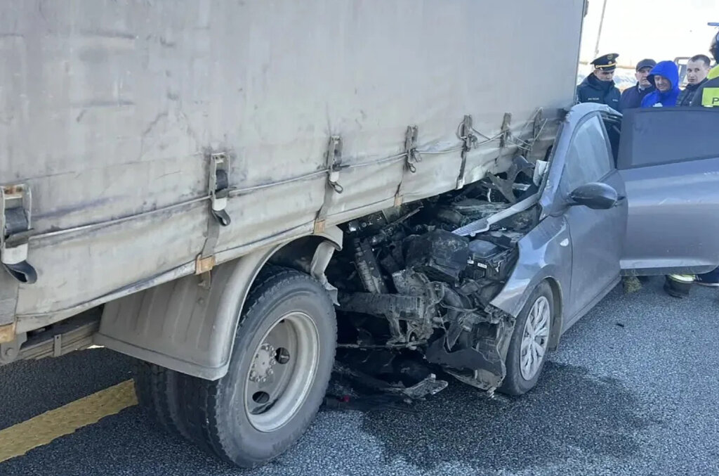 «Погибли все»: Hyundai Solaris столкнулся с грузовиком на трассе М-12 в Татарстане