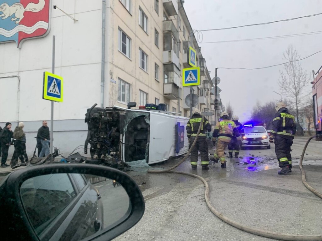 Скорая и внедорожник столкнулись на перекрестке в Краснотурьинске